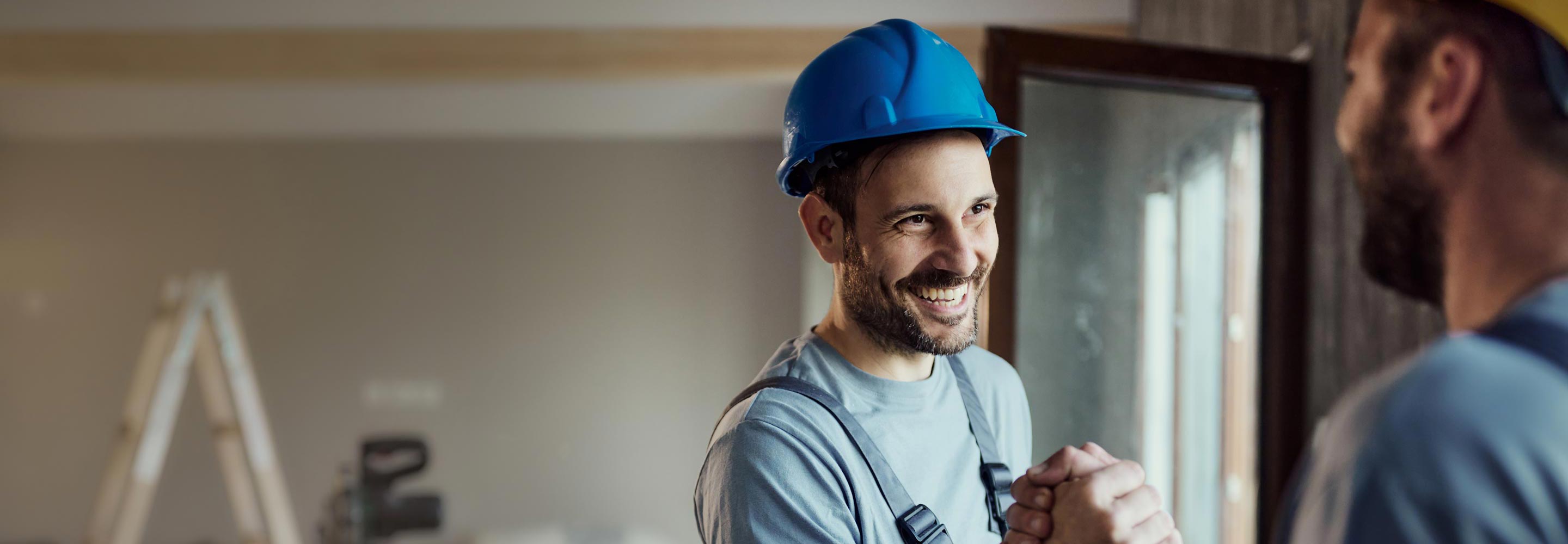 Handschlag zwischen Bauarbeitern, Kundenreferenzen mit der Abacus ERP-Software AbaBau