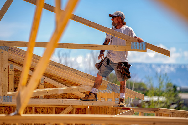 Zimmermann bei Holzbaukonstruktion, Bauprojekte gesteuert mit der Abacus ERP-Software AbaBau